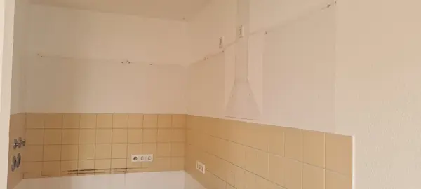 Küche renovieren in Berlin-Mitte: Vorher-Zustand einer klassischen Wohnungsküche mit Gebrauchsspuren.