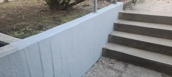 Betonmauer nach der Reinigung und Sanierung