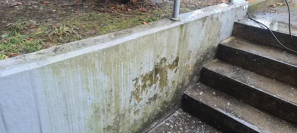 Betonmauer vor der Reinigung und Sanierung