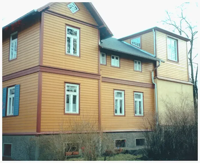 Restaurierte Holzfassade in Ocker- und Brauntönen durch Malermeister Mager in Berlin Französisch Buchholz 