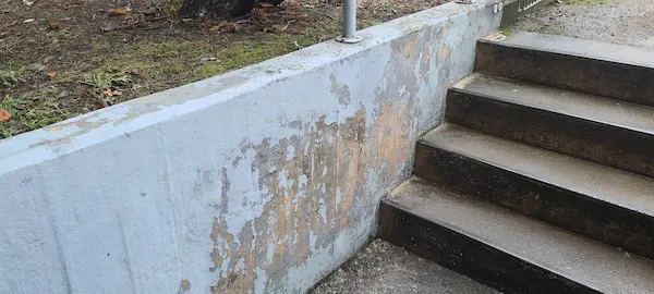 Betonmauer nach der Reinigung und vor der Sanierung