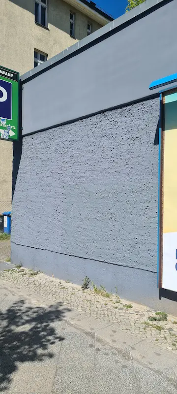 Professionell gereinigte Fassade in Berlin-Wilmersdorf nach der vollständigen Entfernung von Graffiti ohne Rückstände.