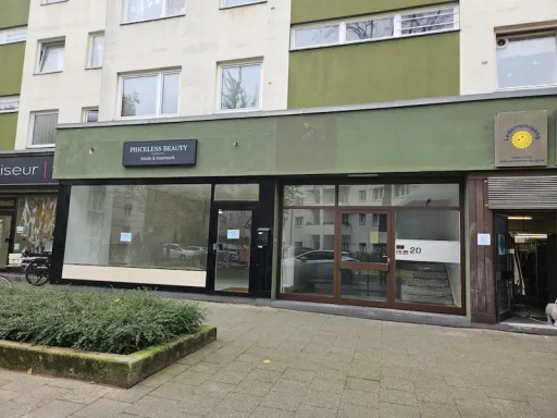 Verschmutzte Fassade eines Ladengeschäfts in der Feuerbachstraße, Berlin Steglitz – Zustand vor der Renovierung durch Malermeister Mager.